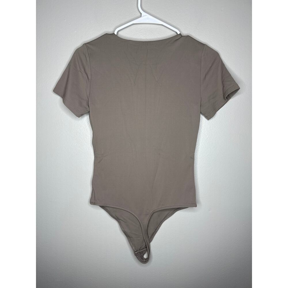 Babaton Taupe Short Sleeve Bodysuit Size Medium Aritzia Basic Fitted Stretch Top - Picture 5 of 7